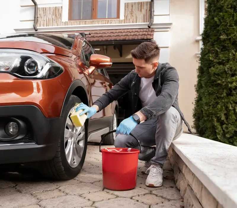 Lavage auto à domicile Saint-Martin-du-Limet : professionnel intervenant sur un véhicule